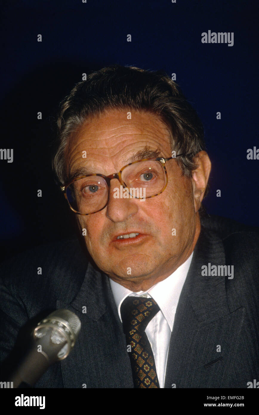 Milliardaire George Soros Lors d'une conférence de presse pour annoncer des millions de dollars en dons de sa fortune personnelle à l'appui de la société 'Ouvrir' de programmes dans la Russie post-soviétique, le 16 mars 1994 à Moscou, Russie. Subventions distribuées Soros d'une valeur de 250 millions de dollars pour préparer les enseignants et d'écrire de nouveaux manuels. Banque D'Images