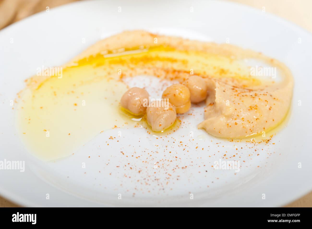 Pois chiches hoummos traditionnel avec du pain pita et le paprika sur le dessus Banque D'Images