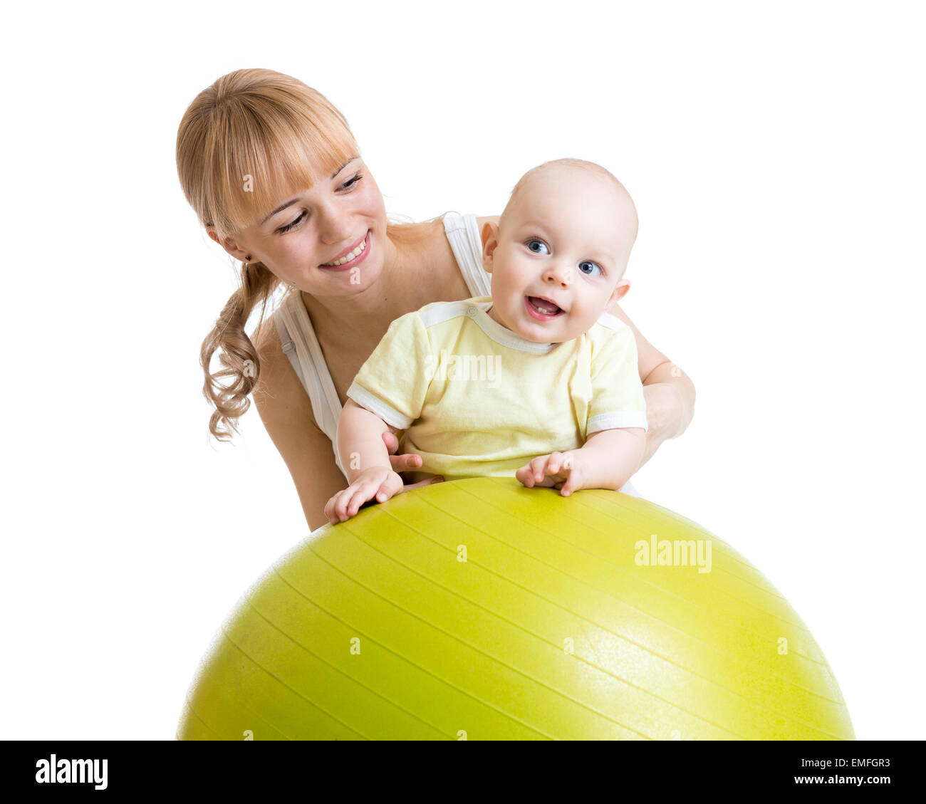 La mère et son bébé s'amusant avec ballon de gymnastique Banque D'Images
