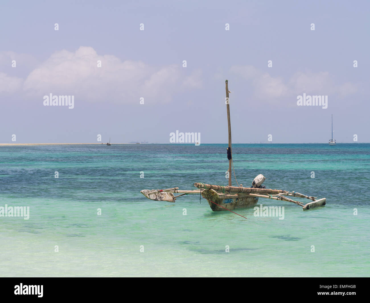 Les pêcheurs traditionnels sur l'eau turquoise boutre, Mbudya Island, près de Dar es Salaam, en Tanzanie, Afrique de l'Est. Banque D'Images