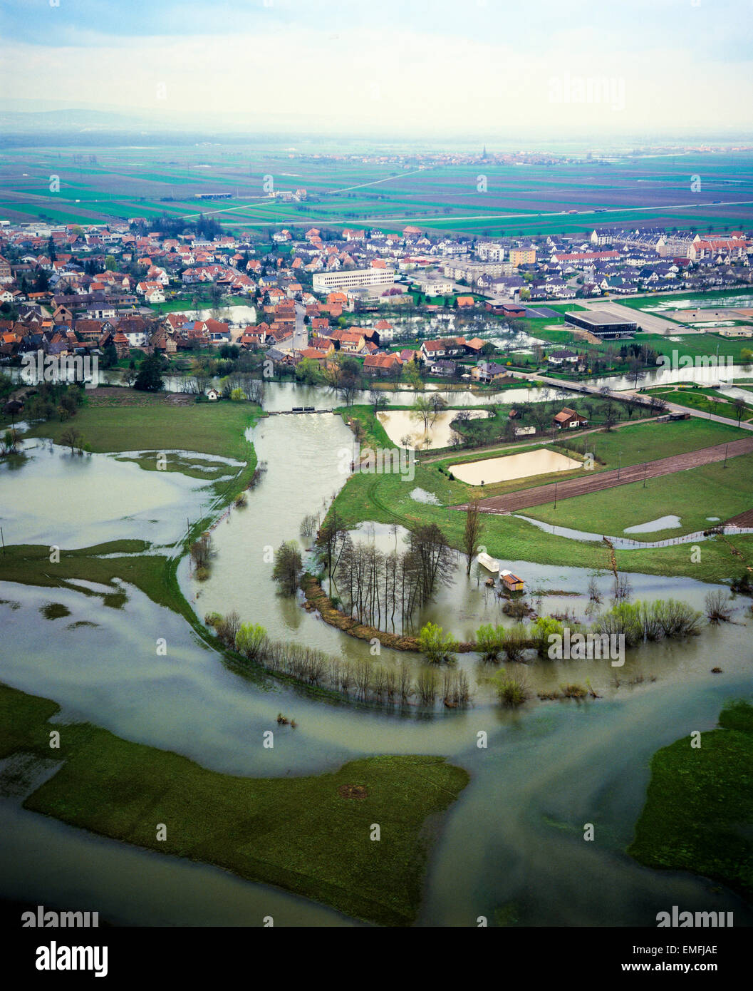 Vue aérienne de champs inondés et Benfeld village Alsace France Banque D'Images
