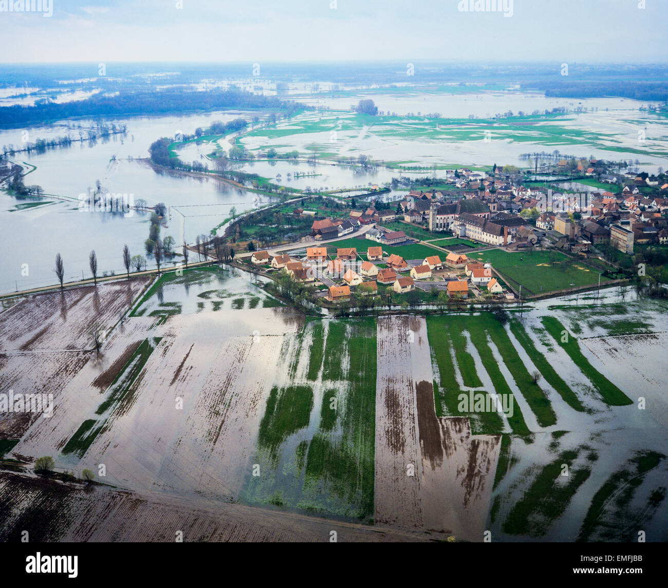 Vue aérienne de champs inondés et Ebermunster village Alsace France Banque D'Images
