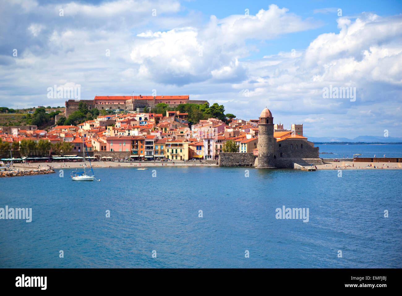 Vue du port de Collioure, village au sud de la France Banque D'Images