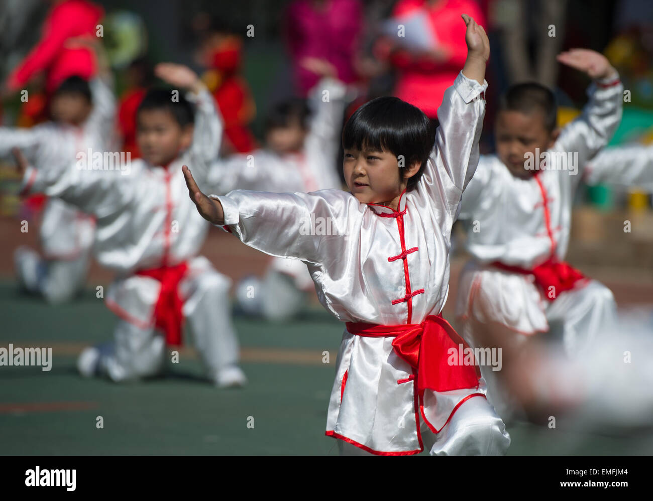 Beijing, Chine. Apr 21, 2015. Arts martiaux enfants effectuer pendant une  activité sportive à Road No