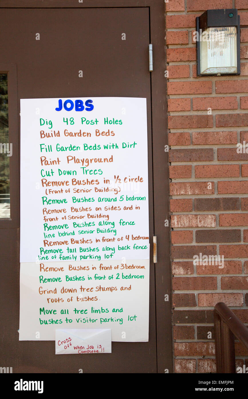 Rockford, Michigan - une liste d'emplois pour les volontaires travaillant à un complexe de logements pour personnes âgées. Banque D'Images
