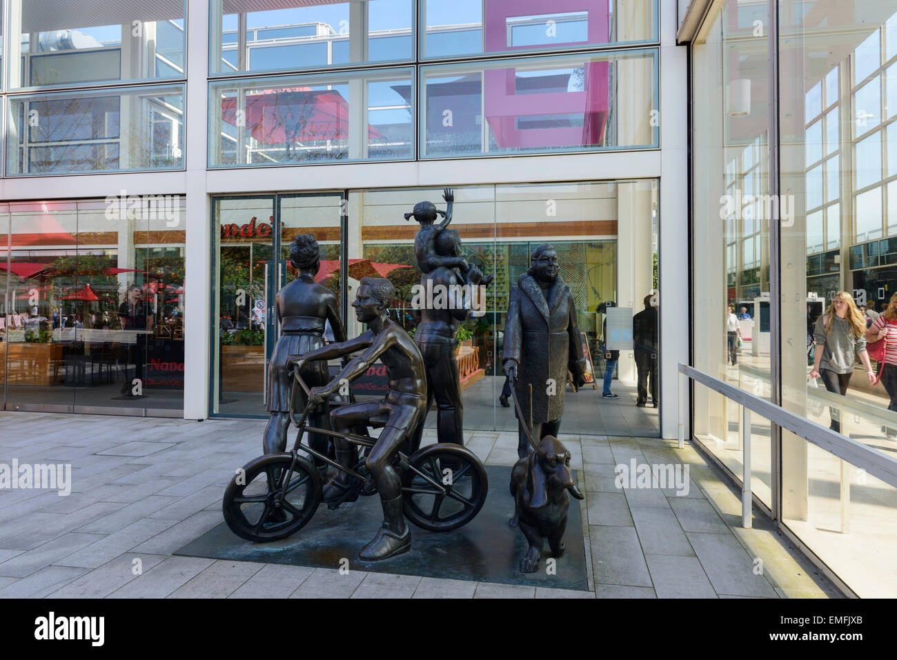 Vox Pop (la famille) sculpture de John Clinch dans Queens Court Central Milton Keynes. Banque D'Images
