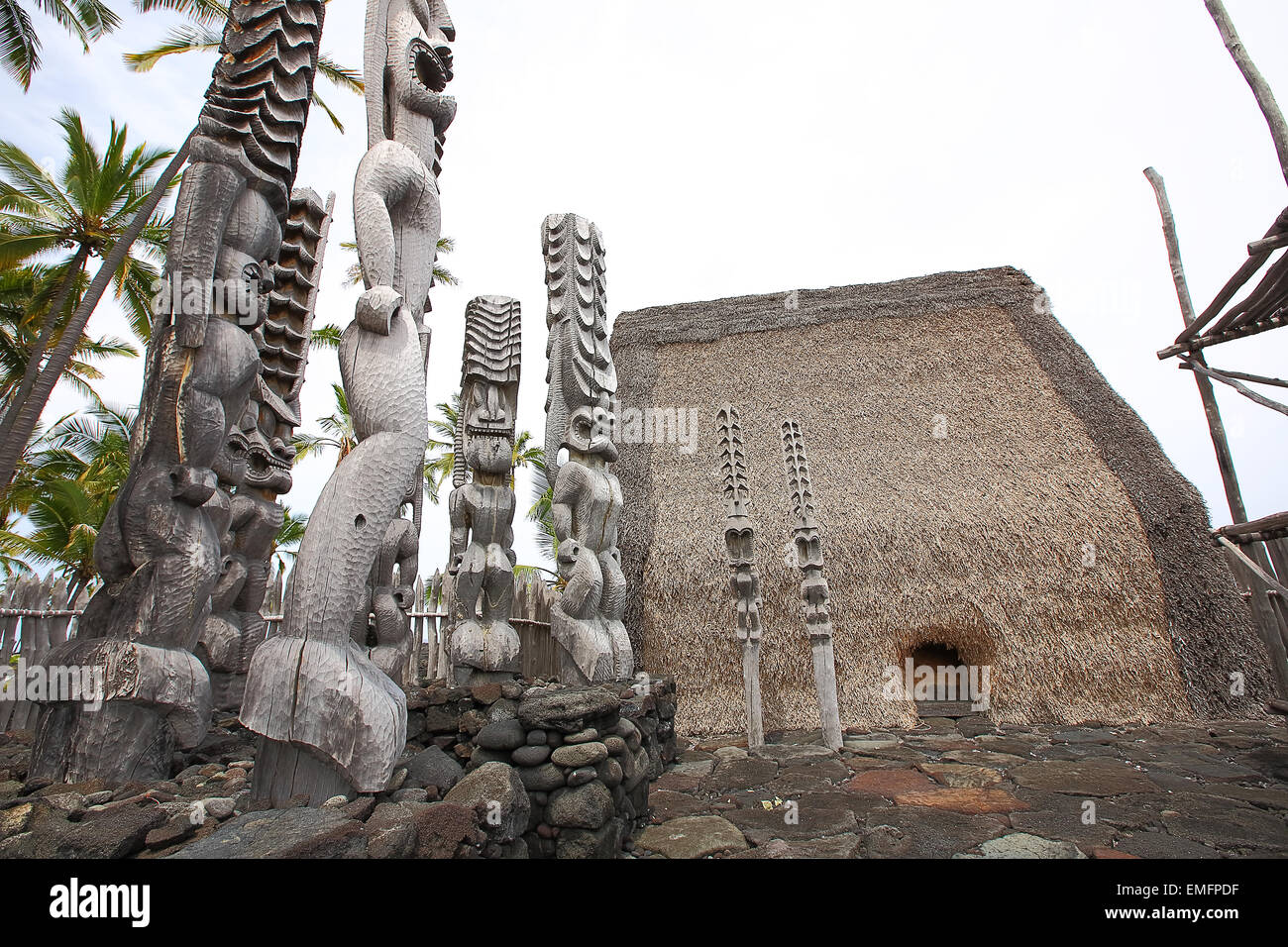 Dieux tiki sculpté à Puuhonua O Honaunau (Ville de Refuge) Parc National, l'île principale d'Hawaii Banque D'Images