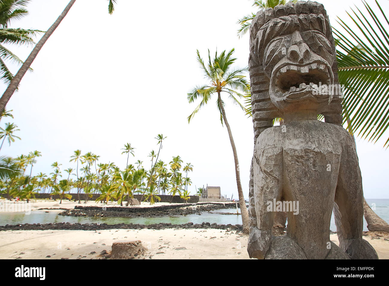 Dieux tiki sculpté à Puuhonua O Honaunau (Ville de Refuge) Parc National, l'île principale d'Hawaii Banque D'Images