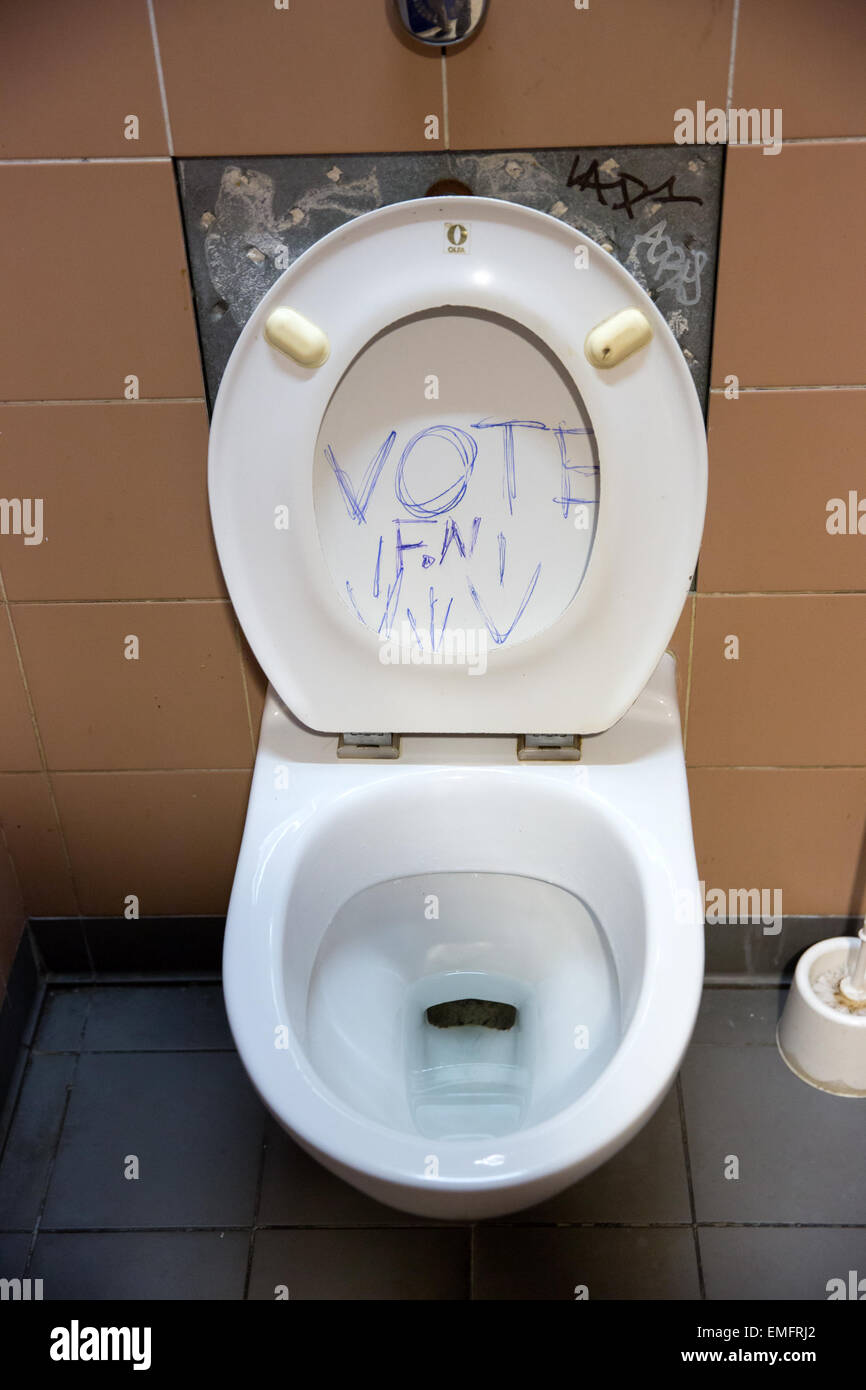 Graffiti sur un siège de toilette à voter contre la libération Front National FN dans une salle de repos à Paris, France Banque D'Images