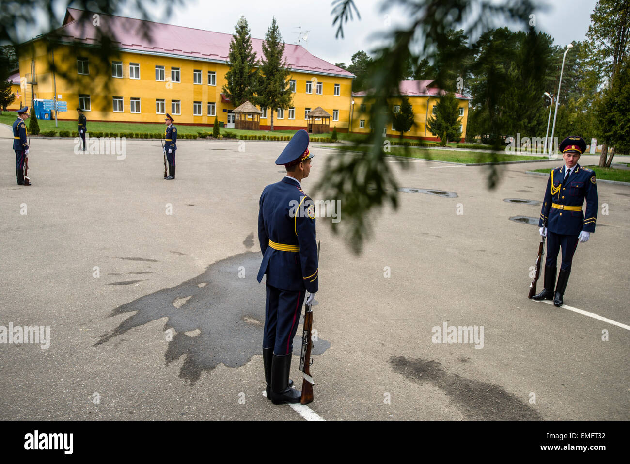 Lviv, Ukraine. Apr 20, 2015. Les soldats ukrainiens au cours de cérémonie d'Ukrainien-nous exercer sans peur au gardien de la paix internationale et la sécurité, l'viv, la région de Lviv, Ukraine. © Photo de Oleksandr Rupeta/Alamy Live News Crédit : Oleksandr Rupeta/Alamy Live News Banque D'Images