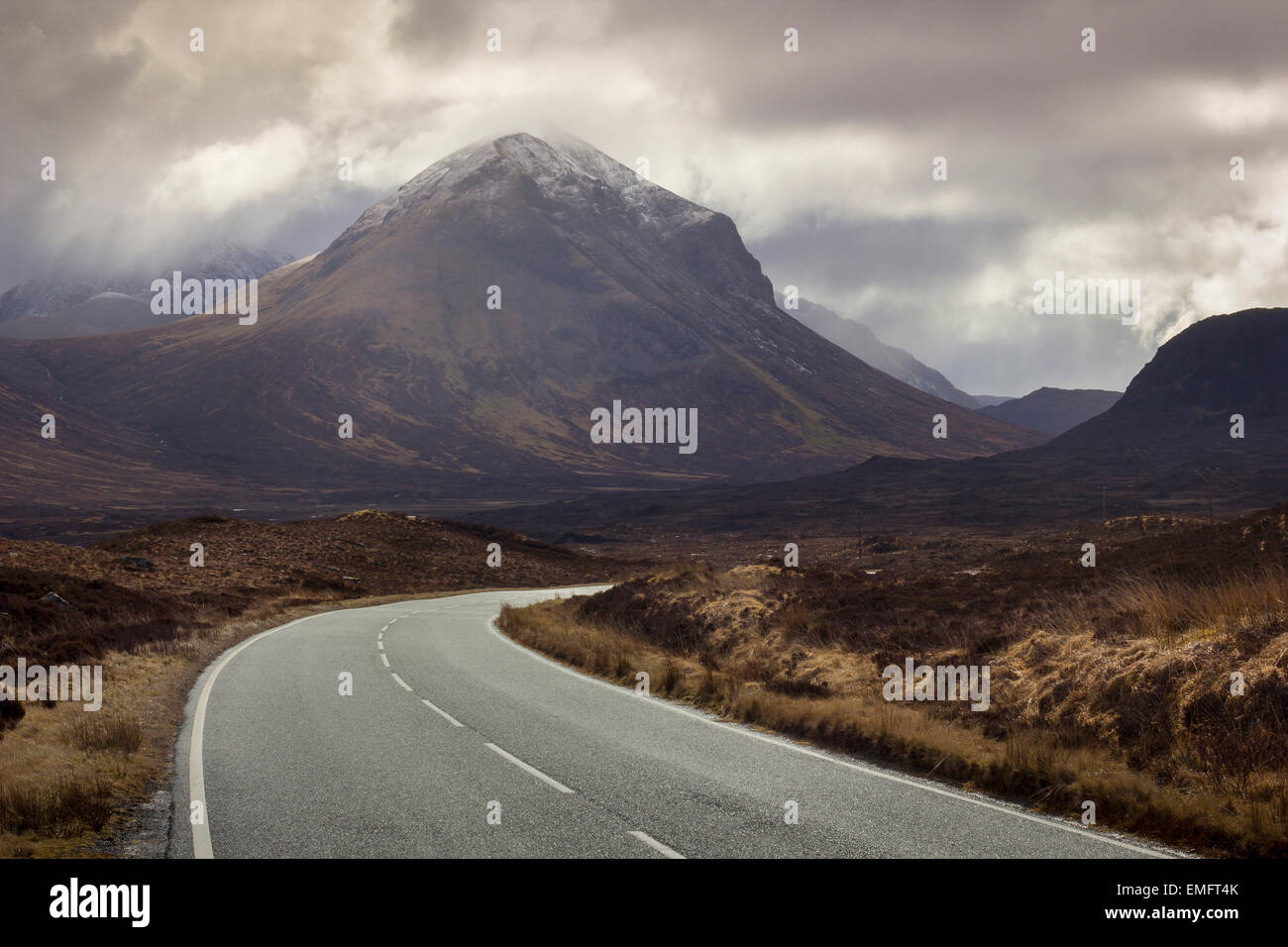 Grande route de conduire à travers les montagnes de l'île de Skye, en Ecosse. Banque D'Images