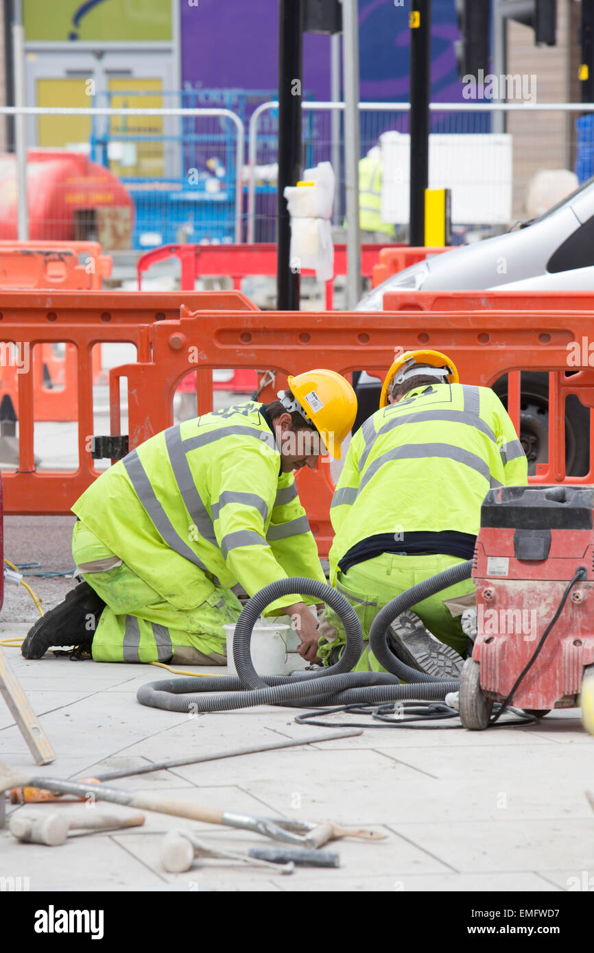 Ouvriers en centre-ville, la réparation des services souterrains, England, UK Banque D'Images
