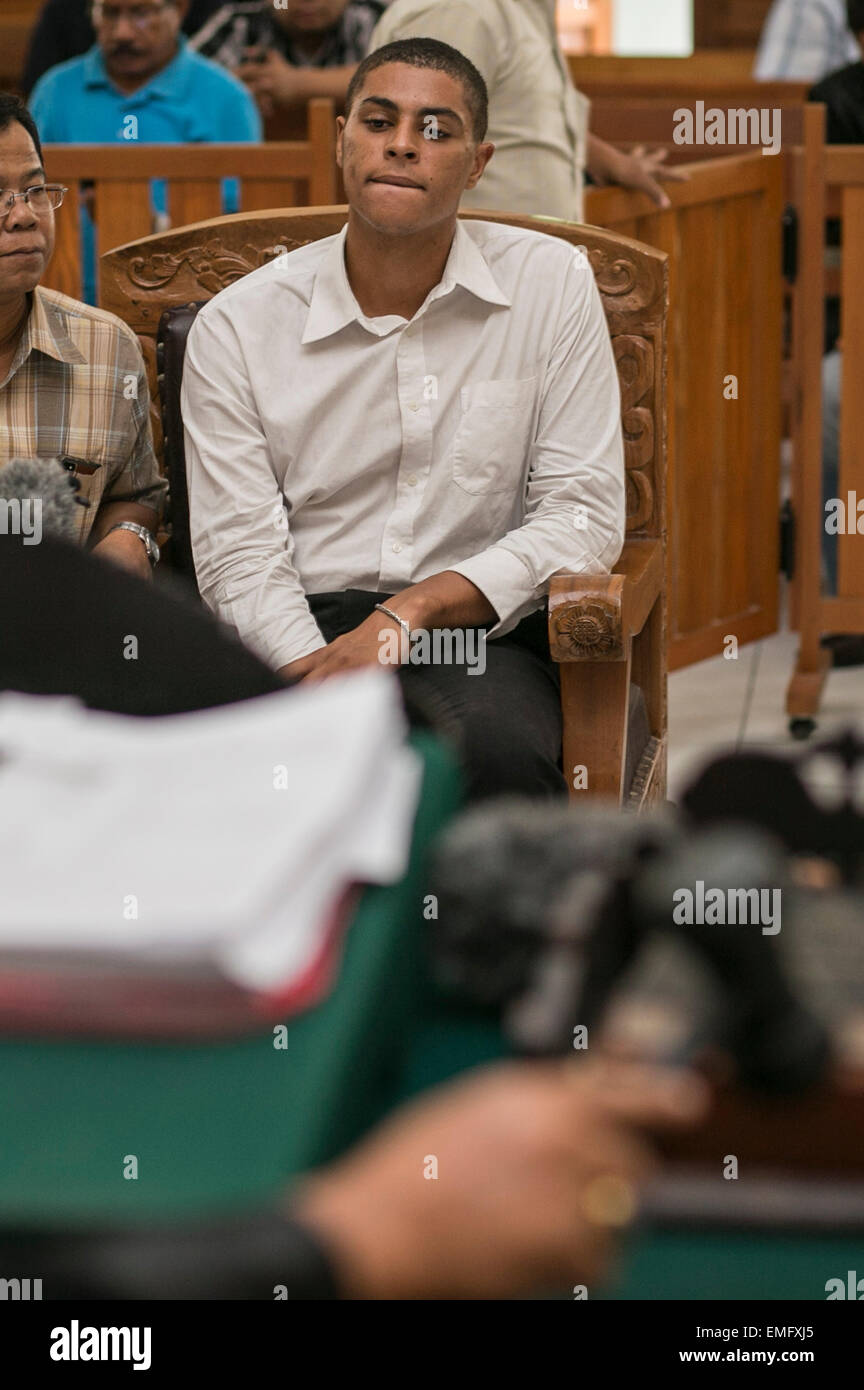 Bali, Indonésie. Apr 21, 2015. Citoyen américain Tommy Schaefer réagit comme le juge l'a condamné au cours du procès sur le meurtre de sa mère, Sheila von Wiese Mack, à la cour de district de Denpasar à Bali, Indonésie. Un citoyen des États-Unis d'couple Heather Mack a été condamné à 10 ans de prison et ses 21 ans, copain Tommy Schaefer a été condamné à 18 ans de prison pour meurtre au cours de sa mère, Sheila von Wiese Mack le 12 août 2014 dans un hôtel de luxe à Nusadua, Bali, où les trois étaient restés. Credit : Johannes Christo/Alamy Live News Banque D'Images