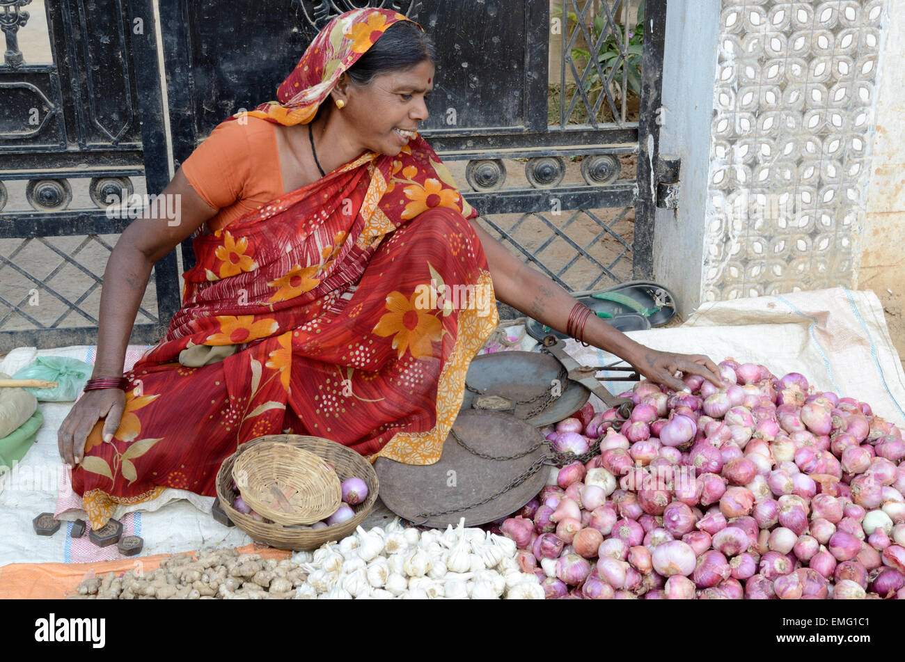 Smiling Indian woman selling l'ail et le gingembre dans un marché hebdomadaire Kanha National Park Le Madhya Pradesh Inde Banque D'Images