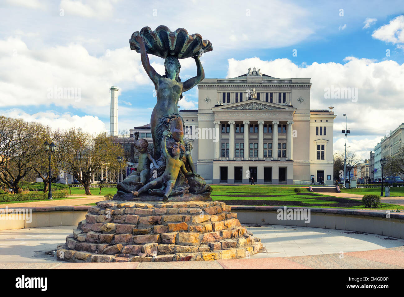 La fontaine à l'Opéra et Ballet Theatre à Riga au début du printemps sur une journée ensoleillée. La Lettonie Banque D'Images