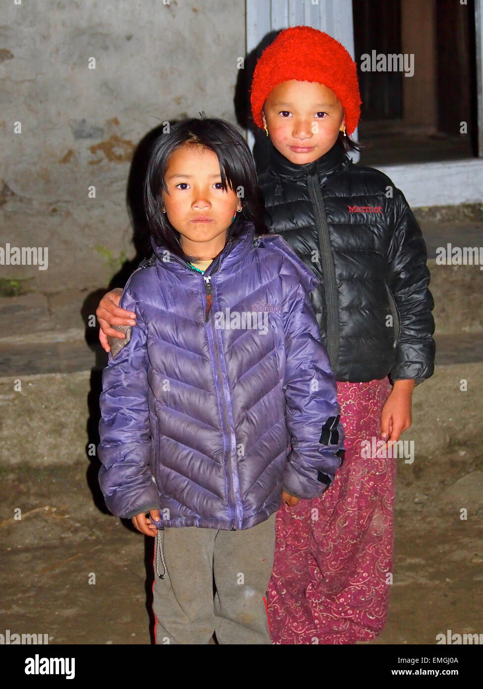 Les jeunes enfants népalais pauvres Lukla au Népal Asie Banque D'Images