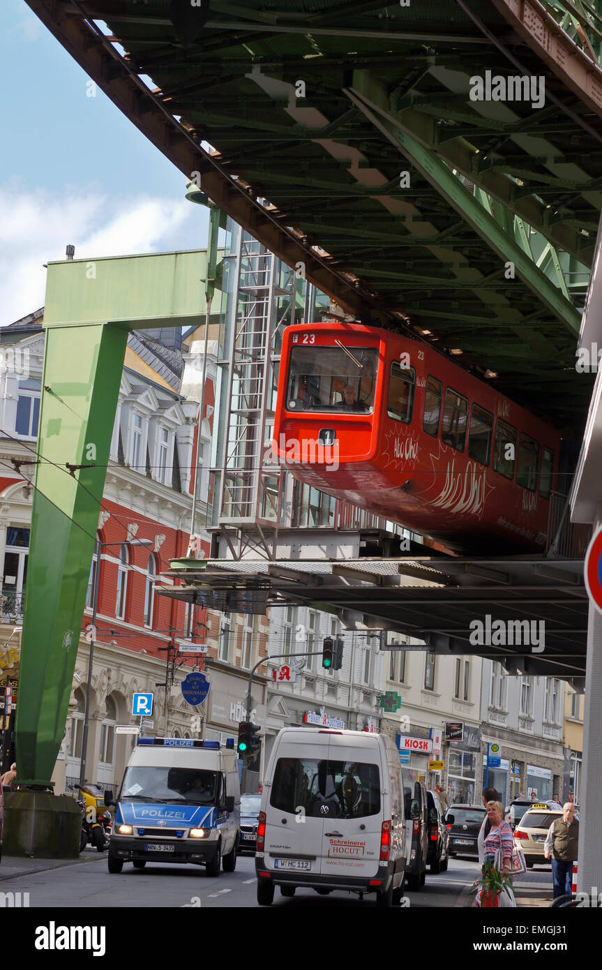 Train articulé, schwebebahn, suspendue au-dessus, le trafic ferroviaire, Vohwinkeler Strasse, Wuppertal, Nordrhein-Westfalen, Allemagne Banque D'Images