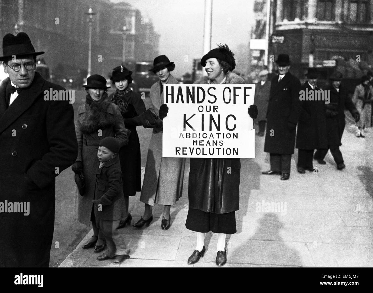 Le roi Édouard VIII Crise Abdication décembre 1936. Une femme tenant une bannière à l'extérieur du Parlement. Banner se lit comme suit : Hands Off notre roi. Abdication signifie la révolution. Banque D'Images