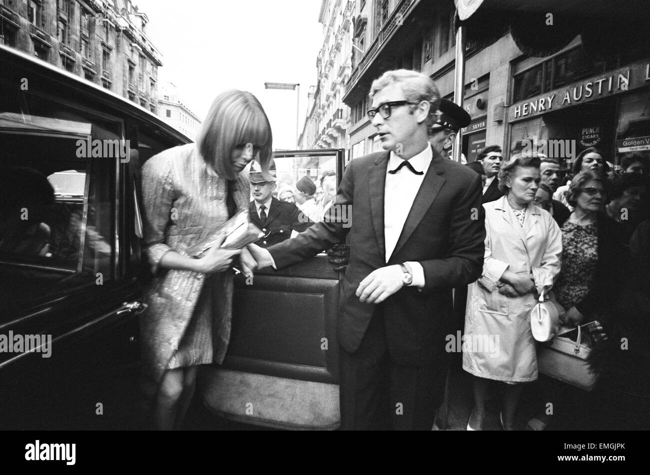 'Harlow' film premiere. Michael Caine arrive avec Lucianna Paluzzi. 30 juin 1965. Banque D'Images