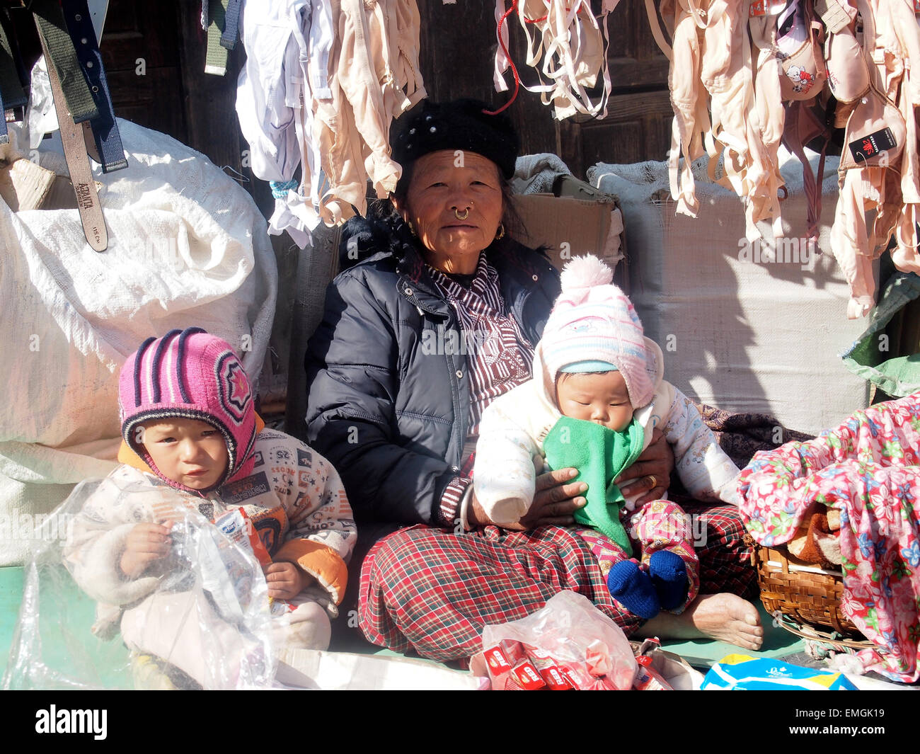 Négociant sur le marché népalais avec enfants Lukla au Népal Asie Banque D'Images