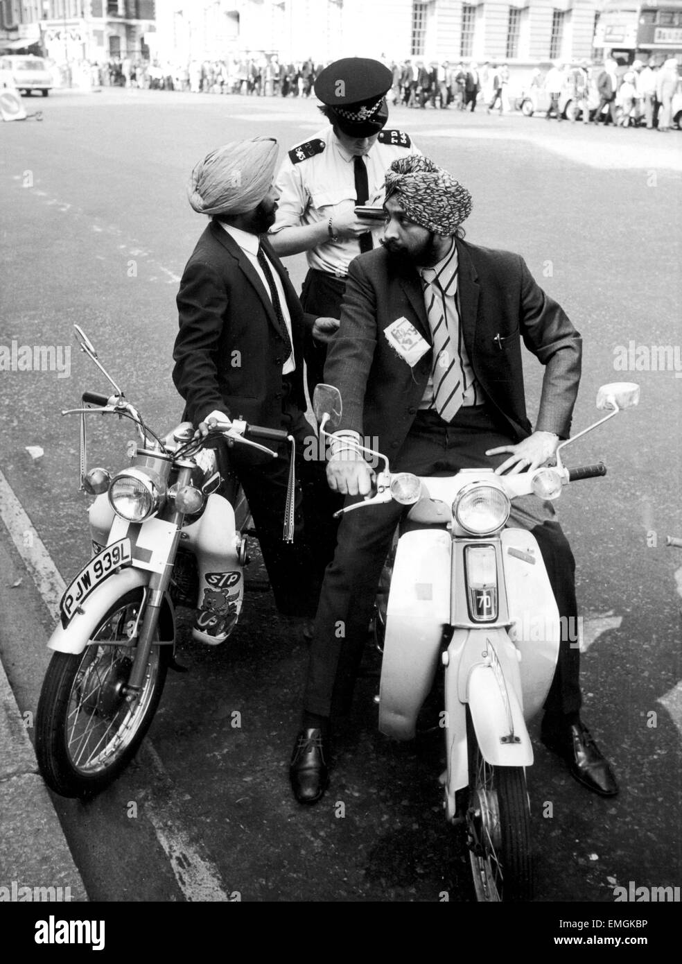 Un policier réservation deux motocyclistes sikhs ne portaient pas de casque. 10 Septembre 1973 Banque D'Images