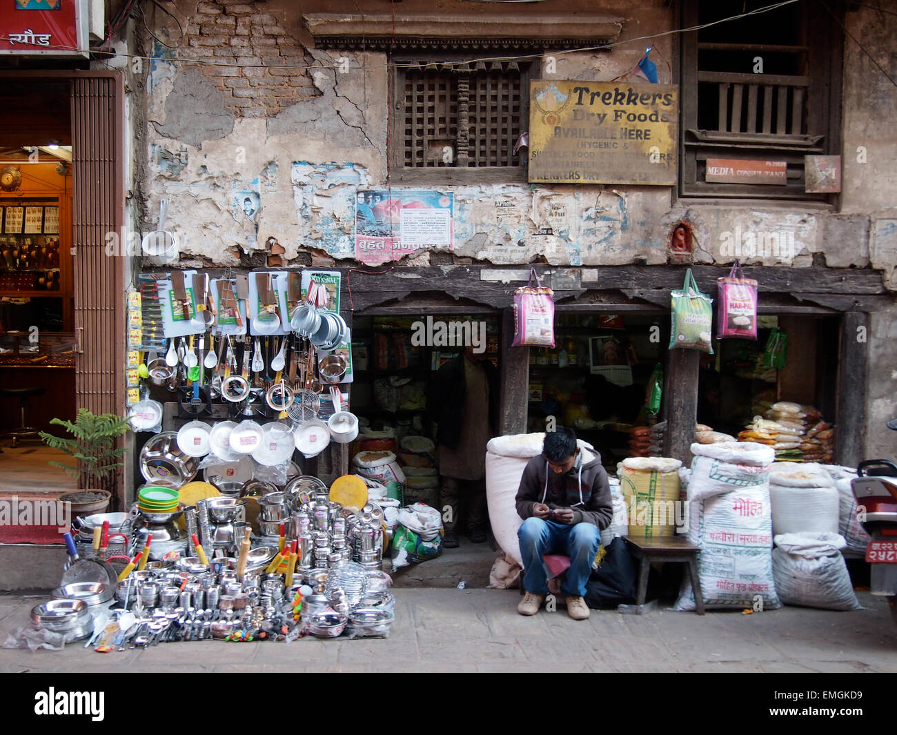 Trekkers Market Stall Shop Casseroles Casseroles Lukla au Népal Asie Banque D'Images