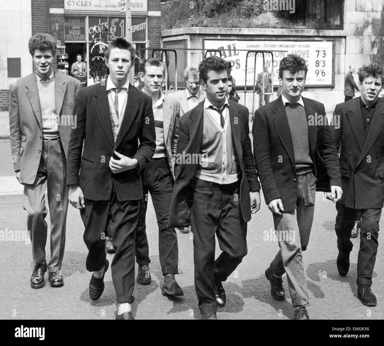 Un groupe de Teddy Boys vu à Tooting Corner après l'audience de la Cour du sud-ouest. 12 juin 1956. Banque D'Images