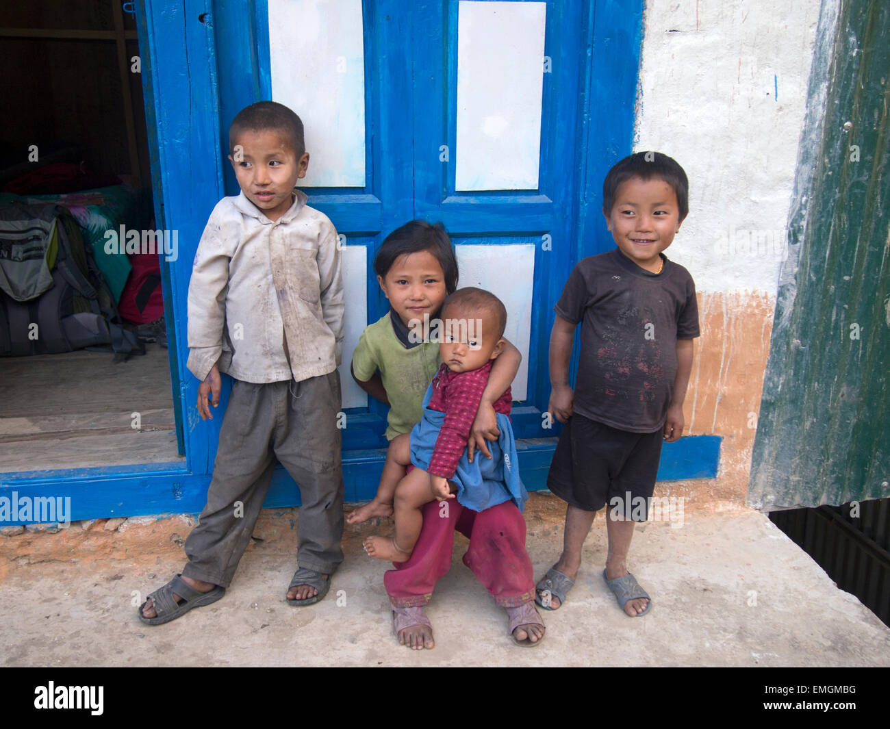 Les jeunes enfants népalais famille Lukla au Népal Asie Banque D'Images