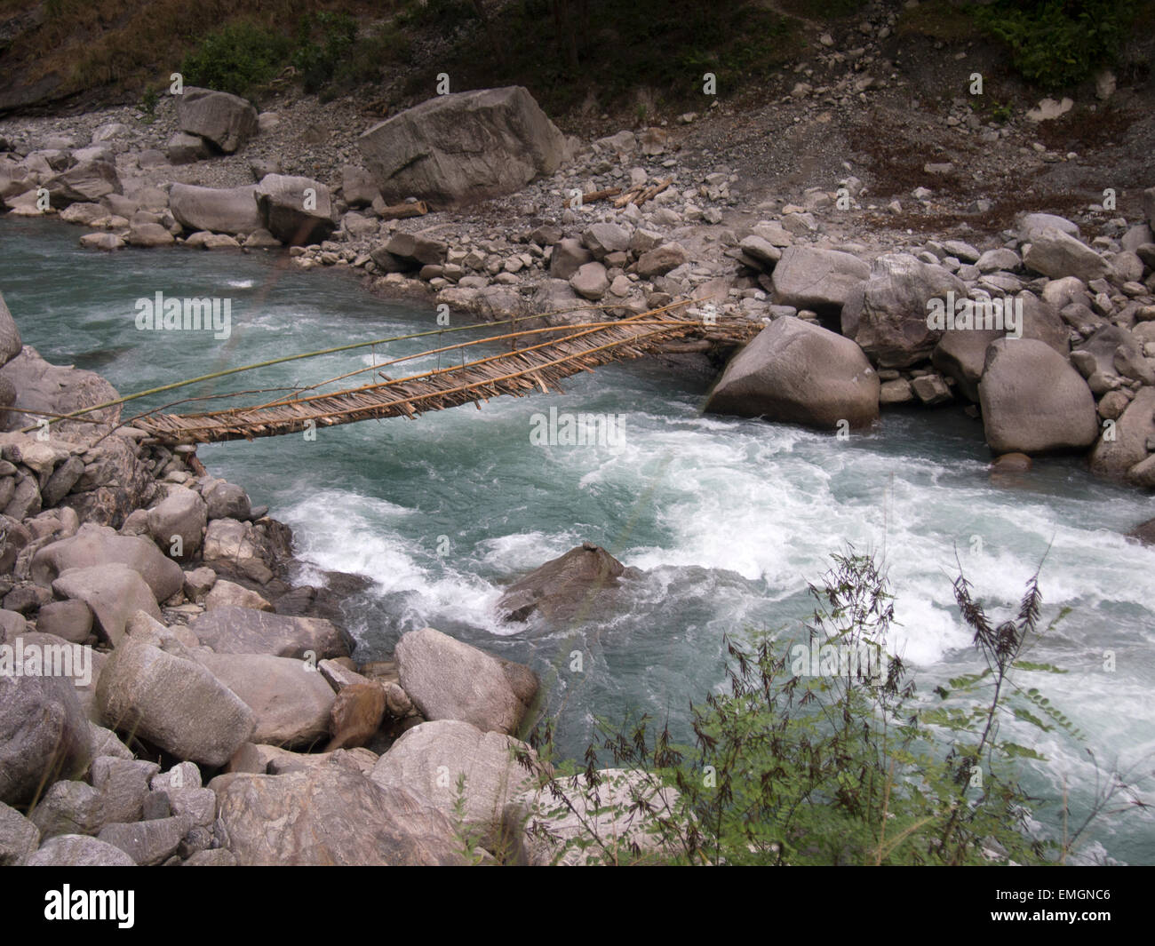 Pont en bois traditionnel plus de ruisseau de montagne Himalaya Lukla au Népal en Asie. Précaire rachitique Banque D'Images