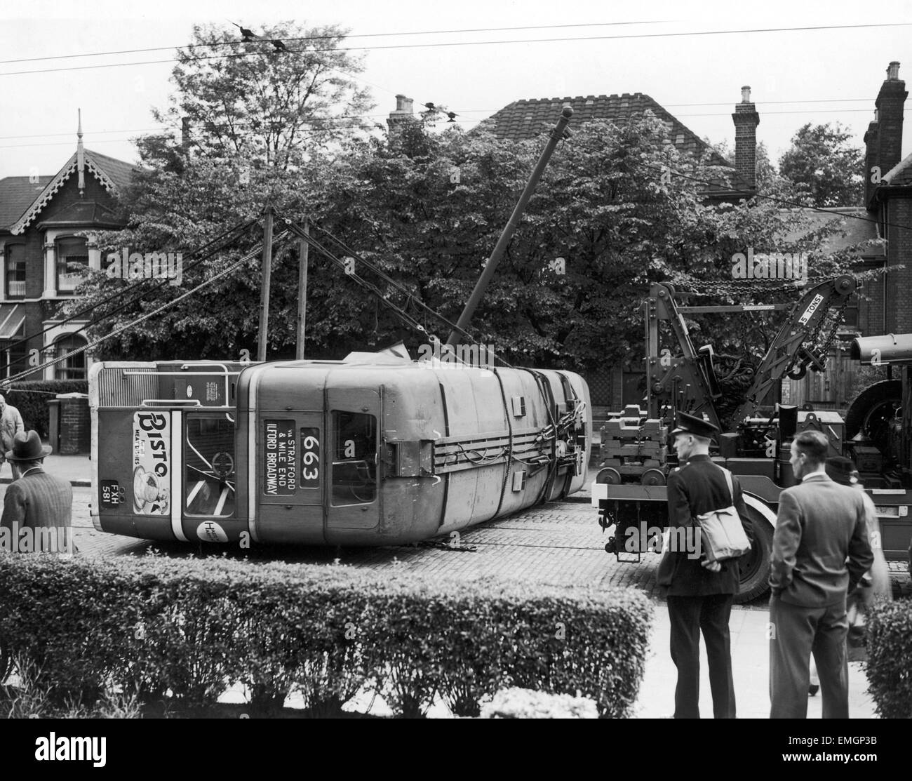 London Transport personnel prêt à droite un trolleybus à la suite d'un accident près de Broadway d'Ilford. 19 Juin 1942 Banque D'Images