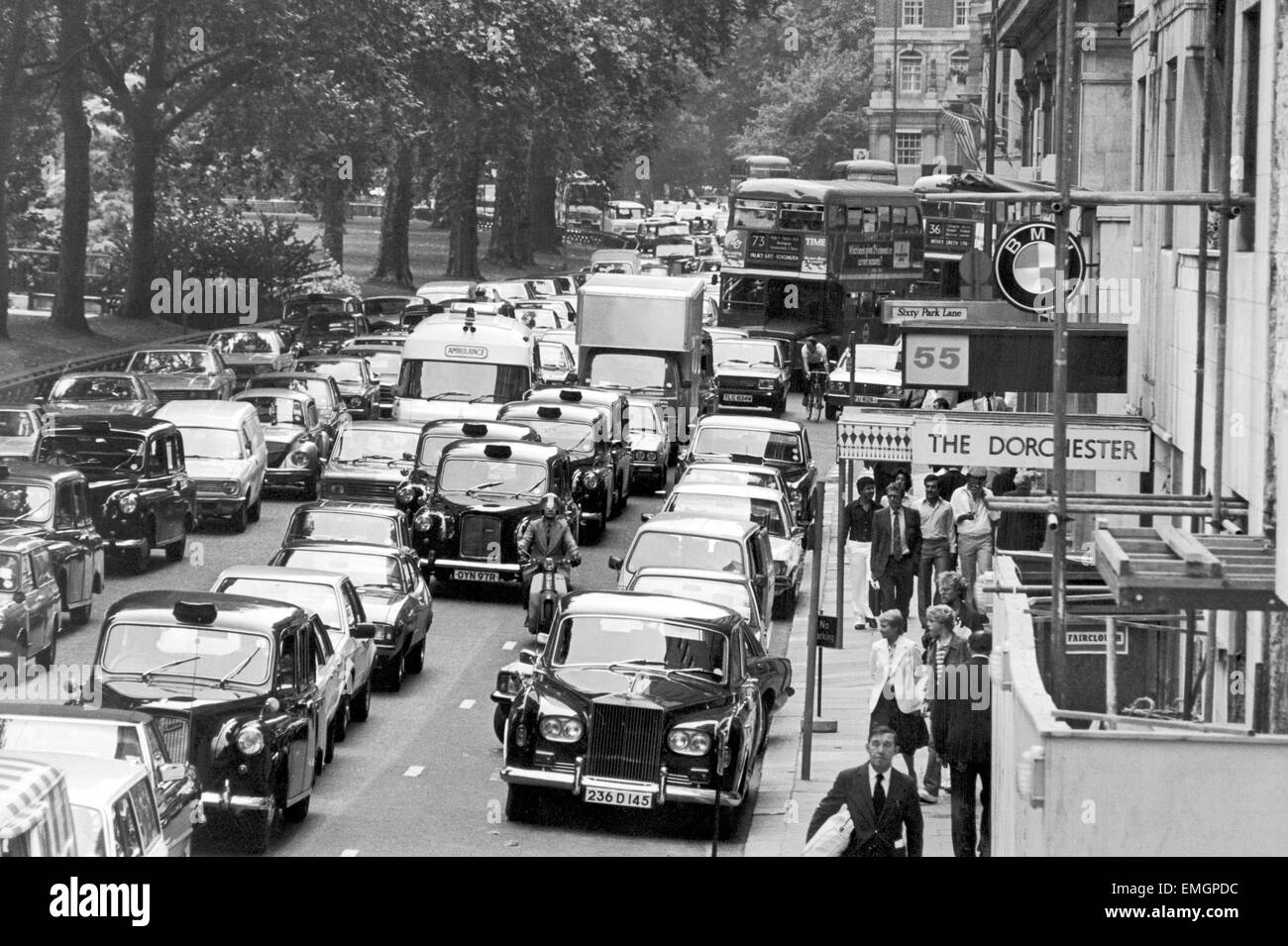 La congestion dans Park Lane à la hauteur de l'heure de pointe. 23 août 1981 Banque D'Images