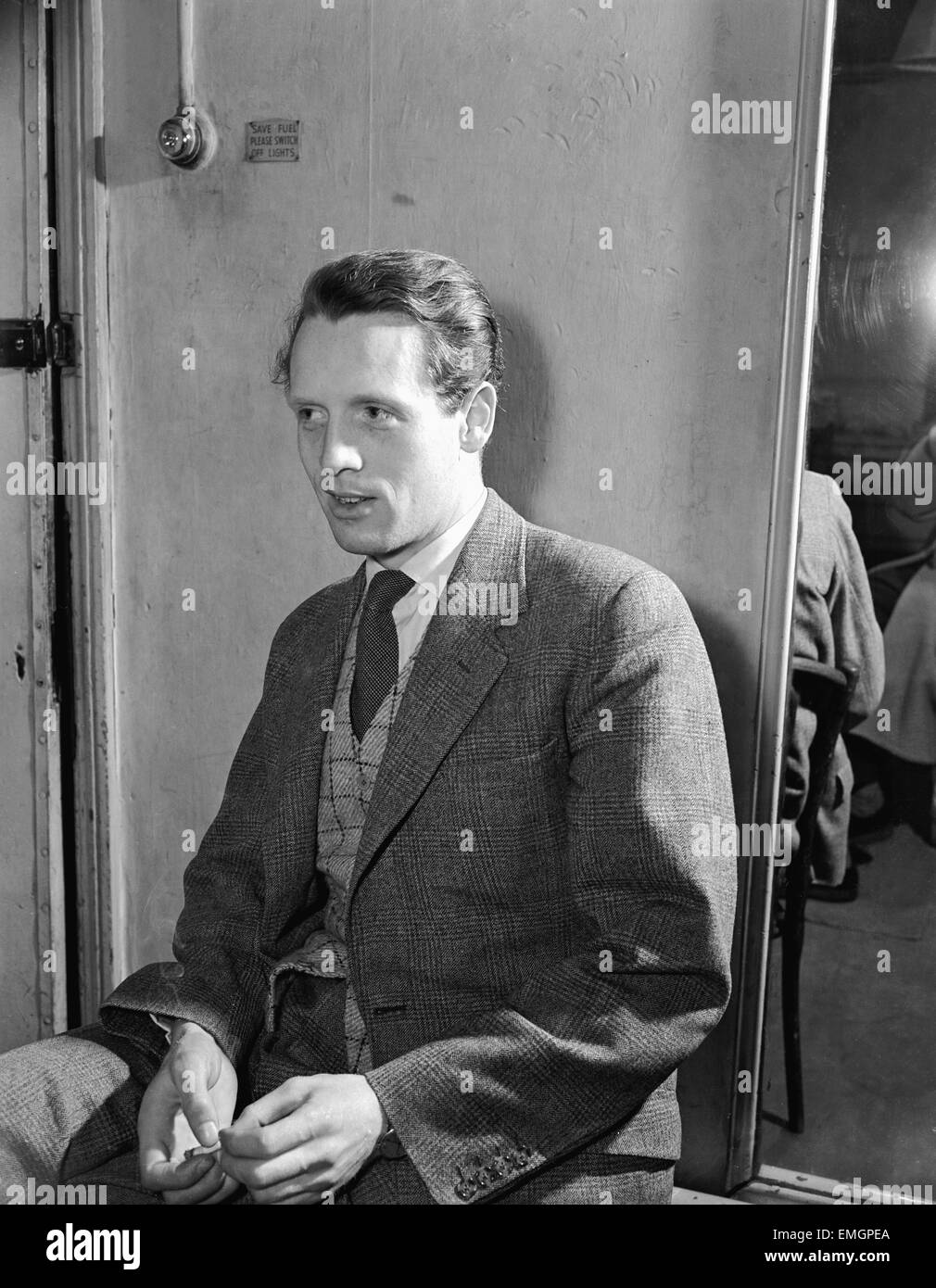 Pictuterd Patrick McGoohan acteur dans les coulisses du théâtre Garrick ...