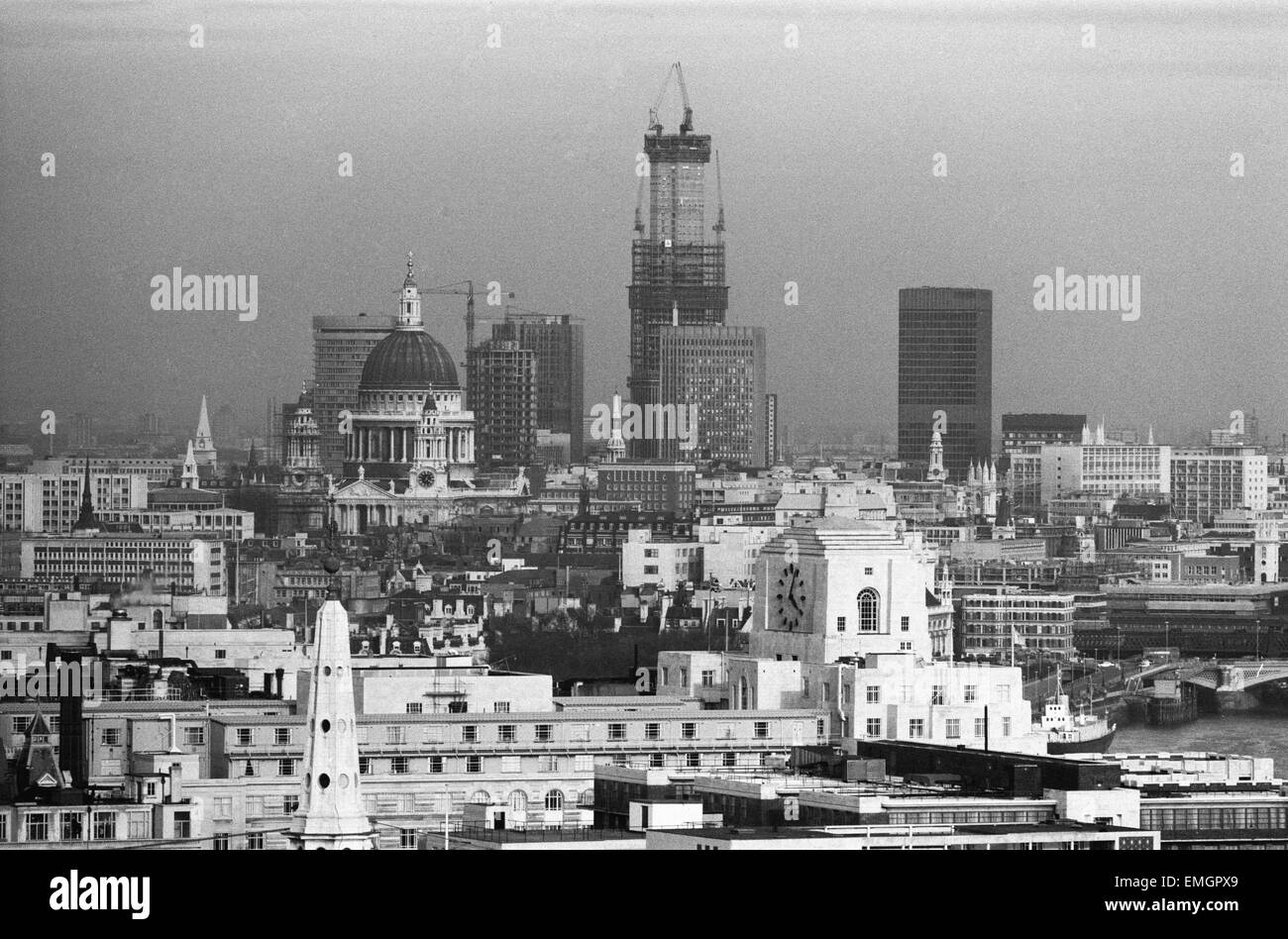 Vue générale de la ville de Londres pendant la construction de la National Westminster Bank à Bishopsgate, repris de Nouvelle Zélande Chambre à Haymarket. Le bâtiment a été plus tard renommé Tower 42. Aussi dans la photo est la Cathédrale St Paul. 28 février 1977. Banque D'Images