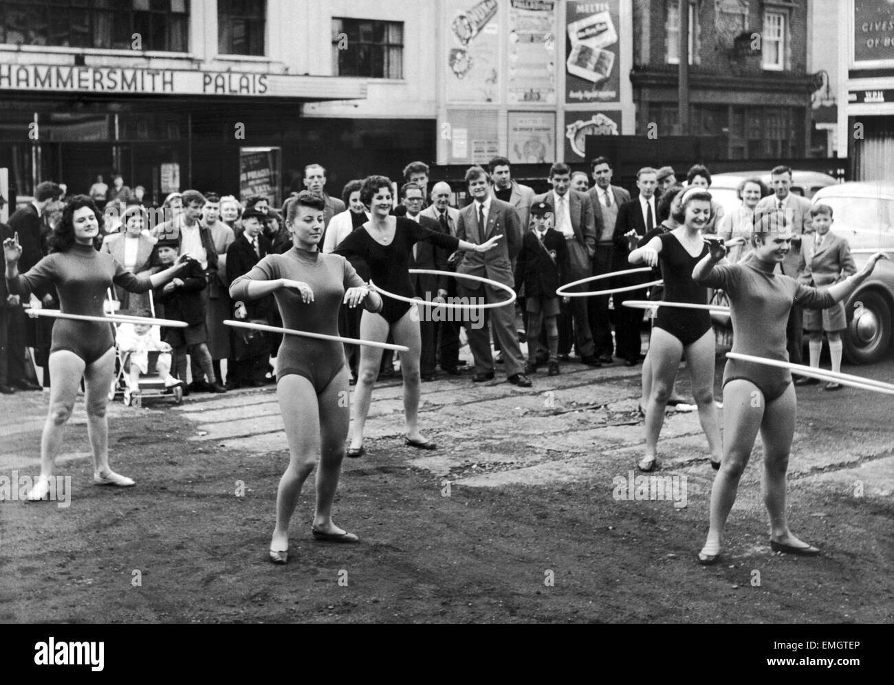 Daily Mirror Hula Hoop filles effectuant au Hammersmith Palais. 4e octobre 1958. Banque D'Images