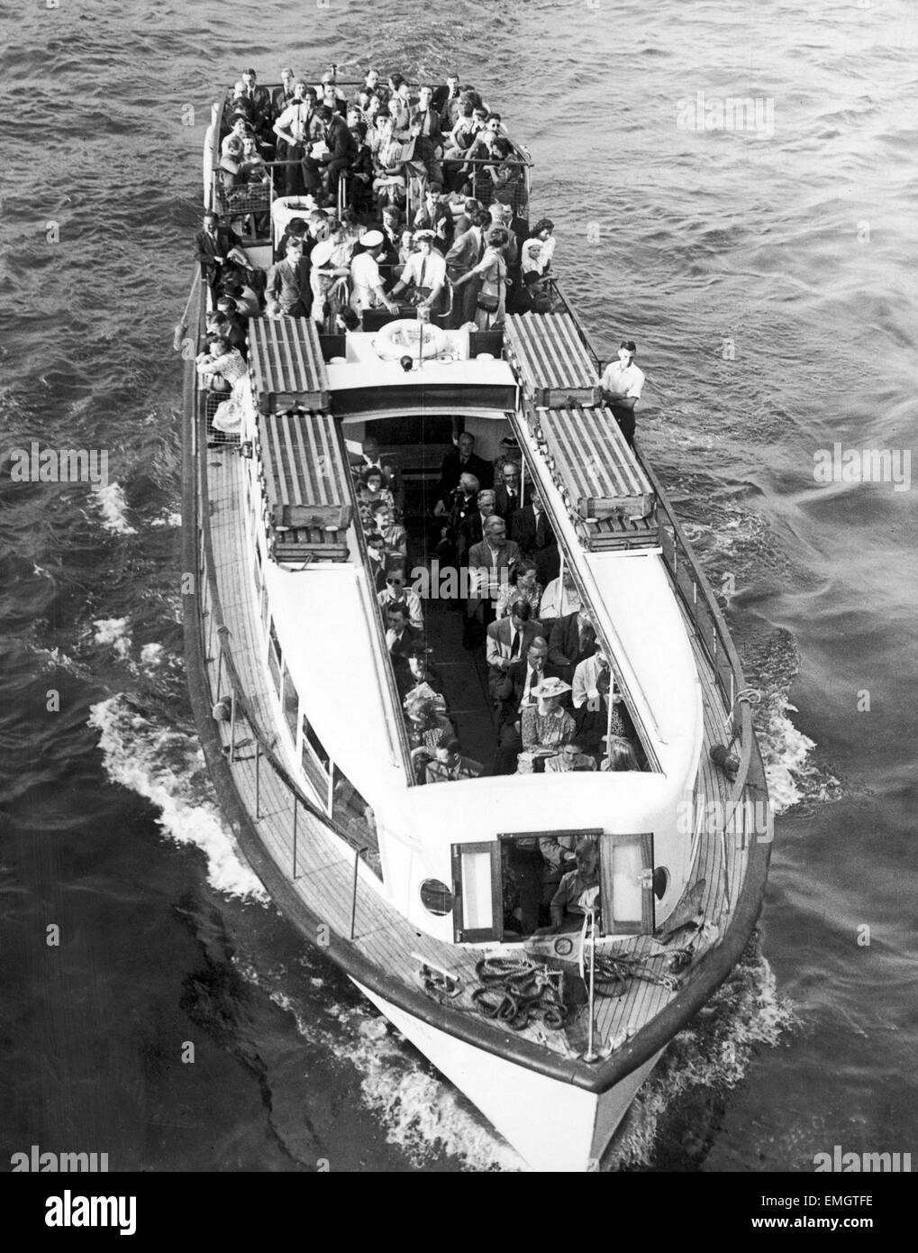 Les passagers à bord du nouveau bus Thames Water au Charing Cross sur le voyage de 12 milles par jour entre Putney et Limehouse. 27 juillet 1948. Banque D'Images