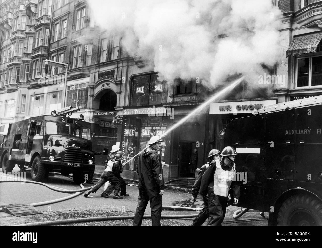 La grève des pompiers (1977-78). Fumée secondaire verse de l'étage de M. Chow's restaurant à Knightsbridge. En frappant des soldats pour les pompiers ont combattu le brasier à l'aide d'aviateurs avec appareil respiratoire. 2 Janvier 1978 Banque D'Images