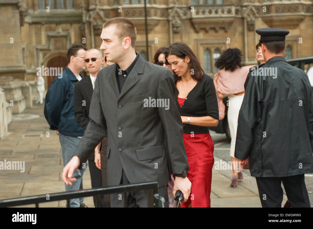 Sean Pertwee mariage. Les clients arrivant à l'église. Damon Albarn de Blur et de Gorillaz le. Banque D'Images