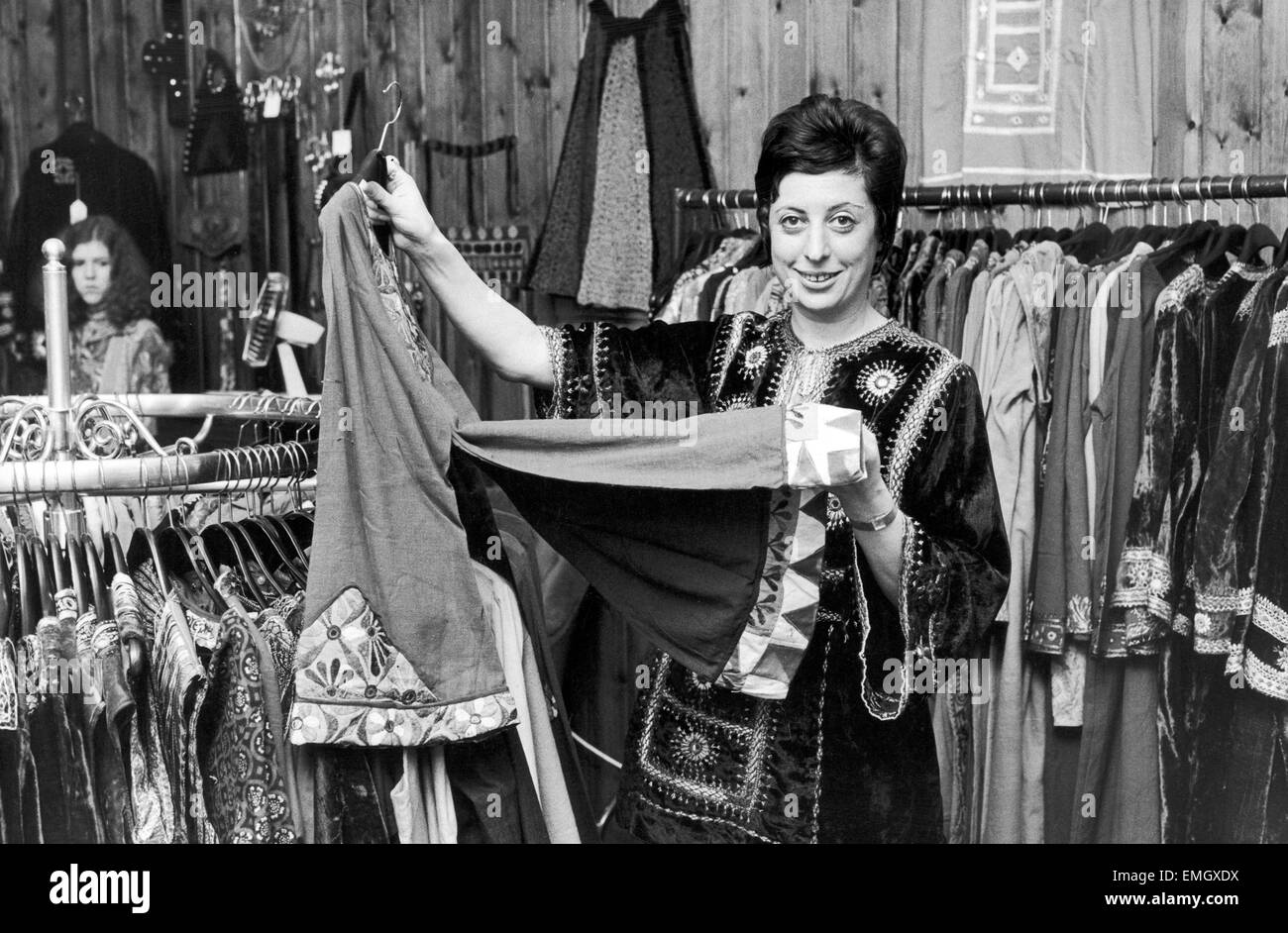 Betty Van Gelder, propriétaire d'un magasin de vêtements à Hampstead, portant une de ses chemises en velours qui comme tous les autres vêtements vient d'Hampstead Bazaar. 4e octobre 1970. Banque D'Images