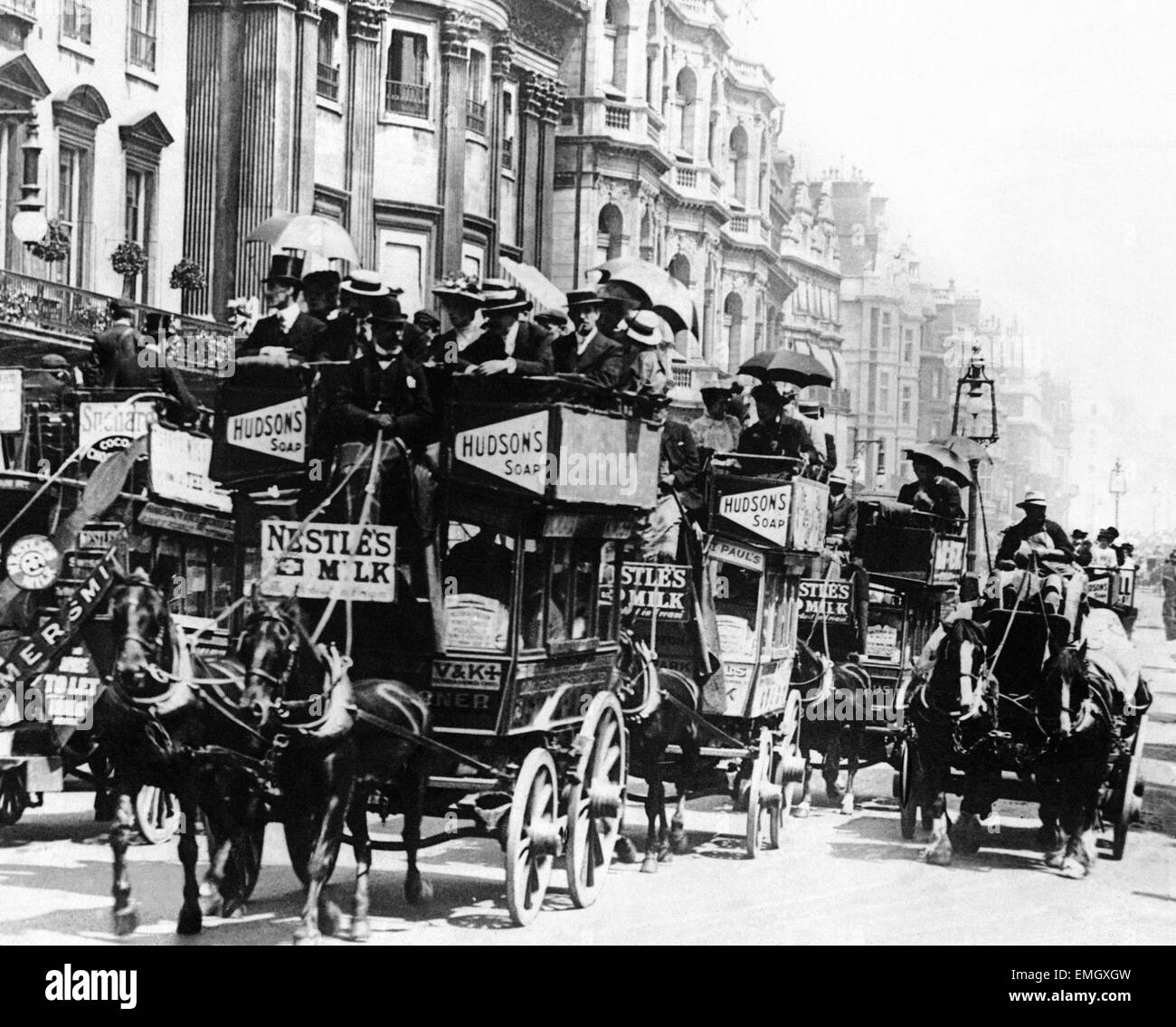 Les autobus tirés par des chevaux pour transporter des passagers en Piccaddilly, Londres, 1904. Banque D'Images