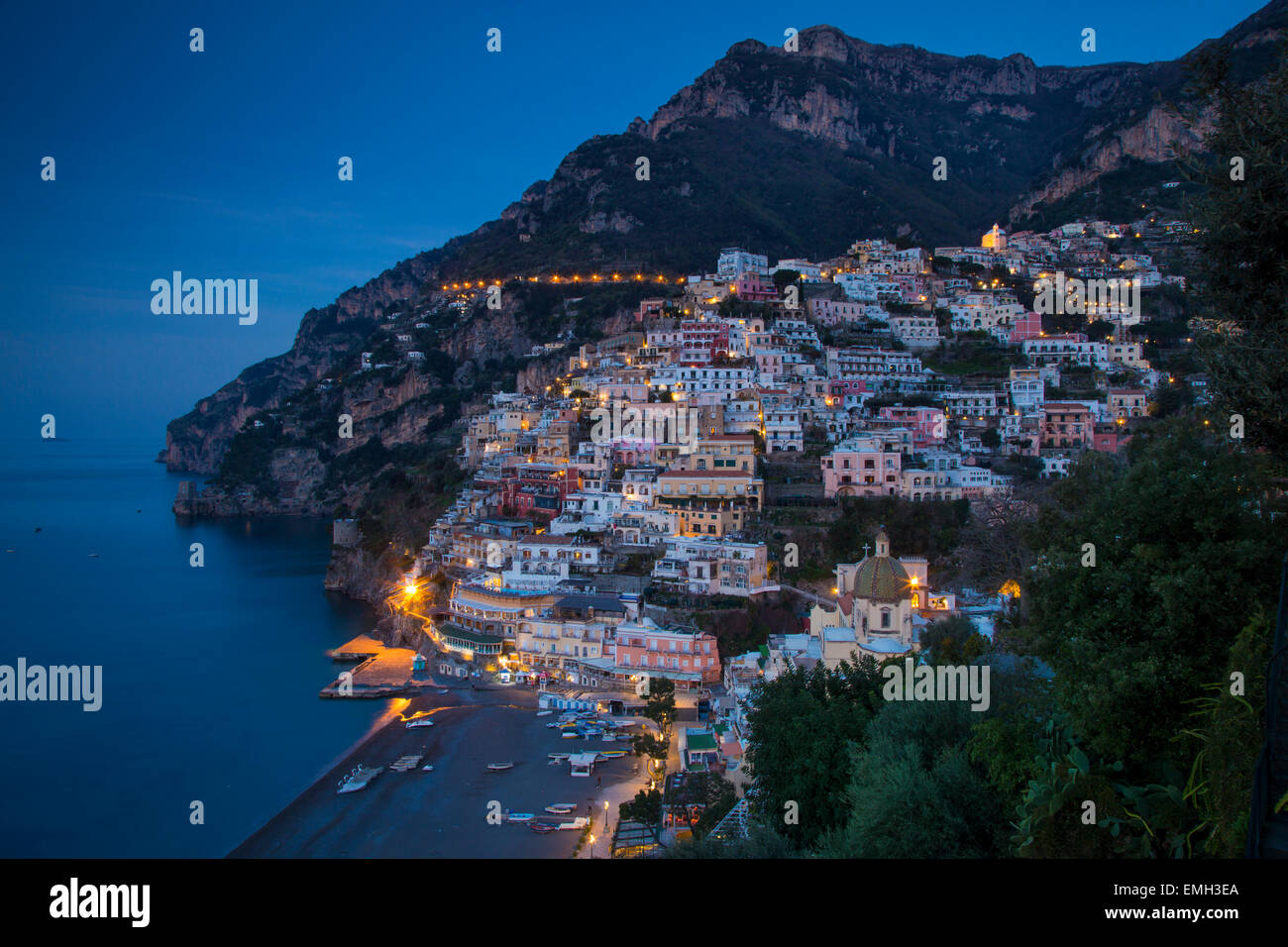 Vue en soirée le long de la côte amalfitaine de la ville de Positano, Campanie, Italie Banque D'Images