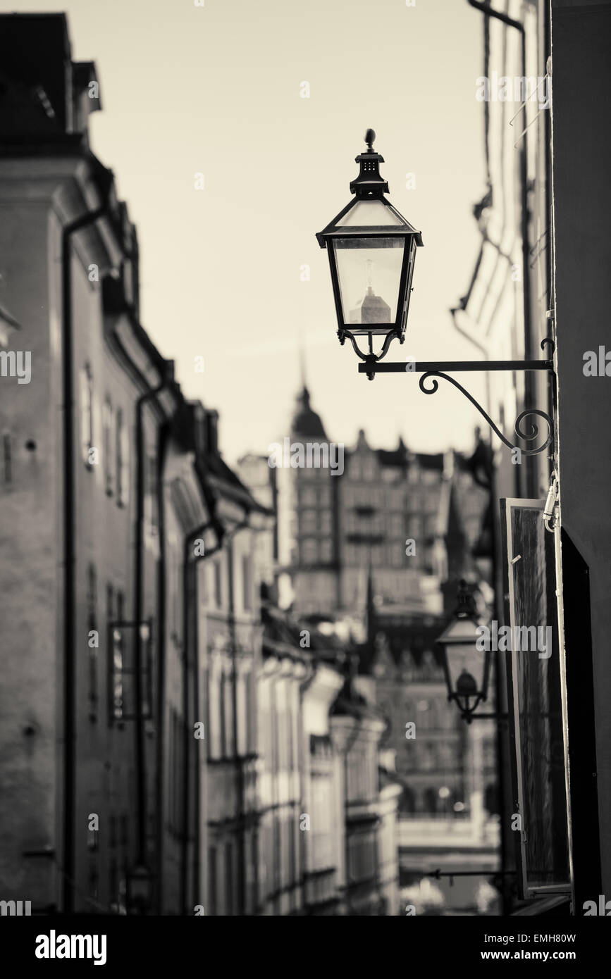 Lampe de rue sur l'ancien bâtiment à Gamla Stan (vieille ville) de Stockholm, Suède. Banque D'Images