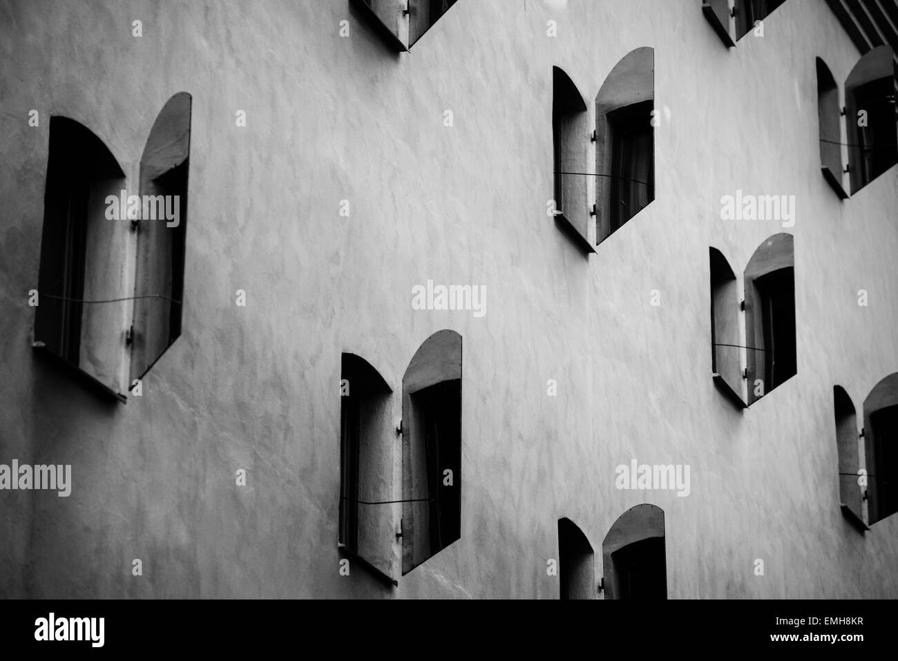 Façade d'immeuble ancien avec des volets métalliques à Gamla Stan (vieille ville) de Stockholm, Suède. Banque D'Images