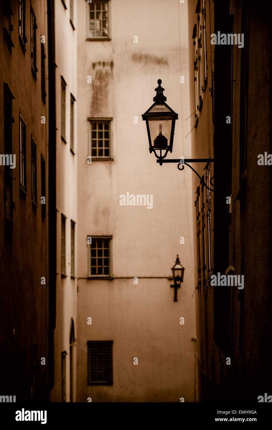 Alley et vieux bâtiment avec réverbère à Gamla Stan (vieille ville) de Stockholm, Suède. Banque D'Images