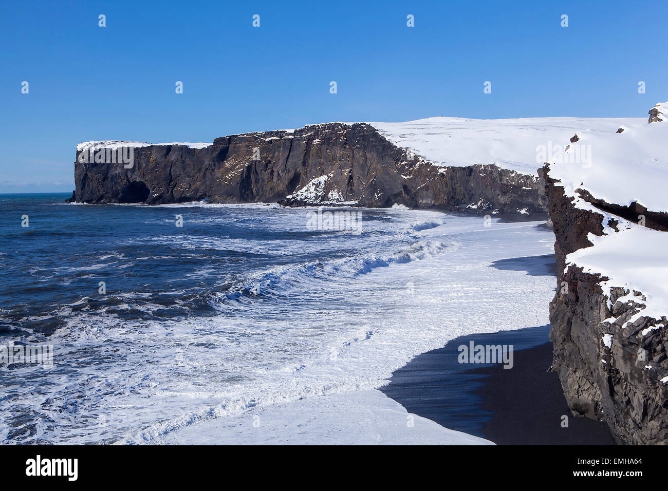 Dyrhólaey péninsule dans le sud de l'Islande avec ciel bleu Banque D'Images