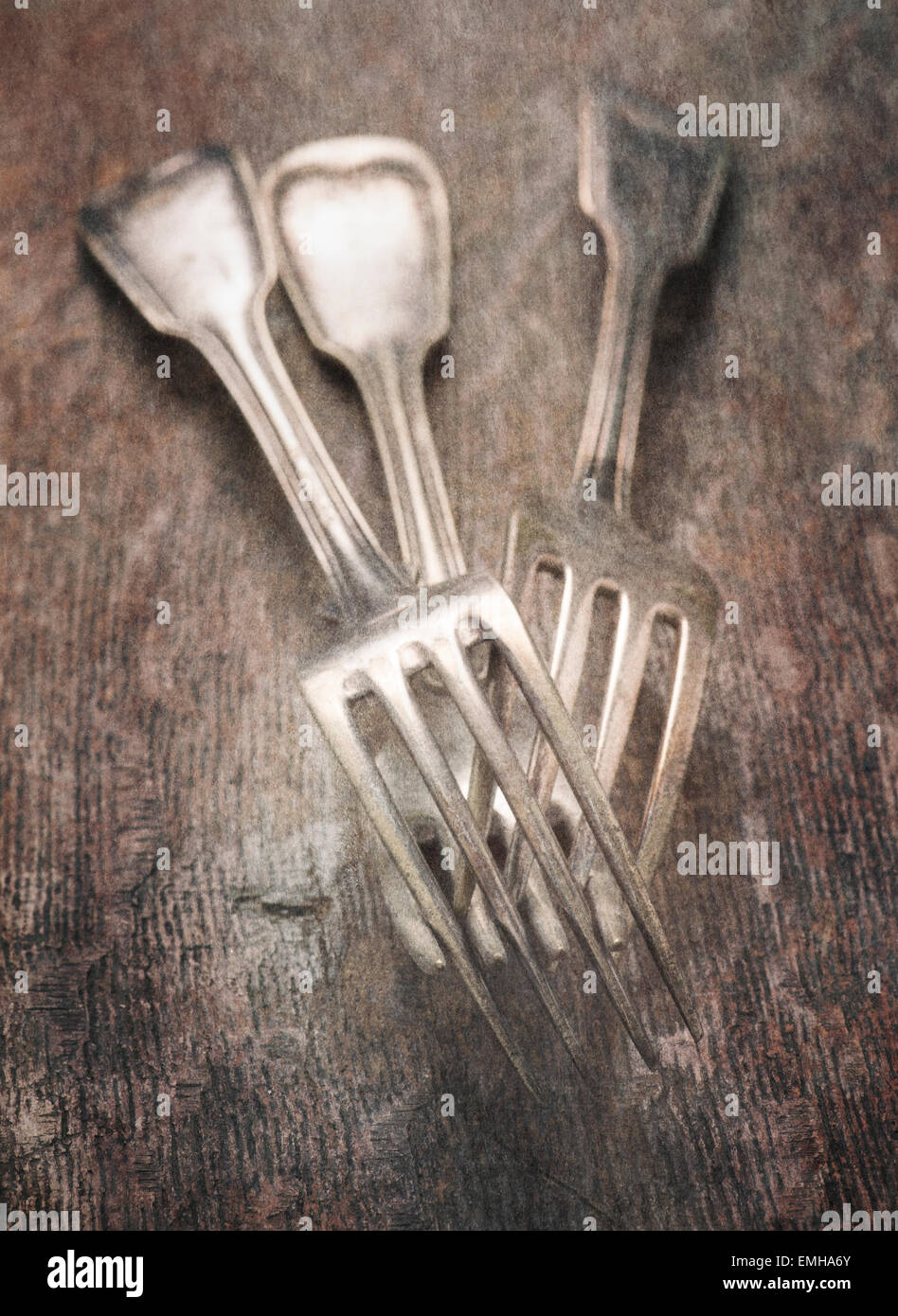 Nature morte avec trois fourchettes lying on wooden table, Close up. Banque D'Images