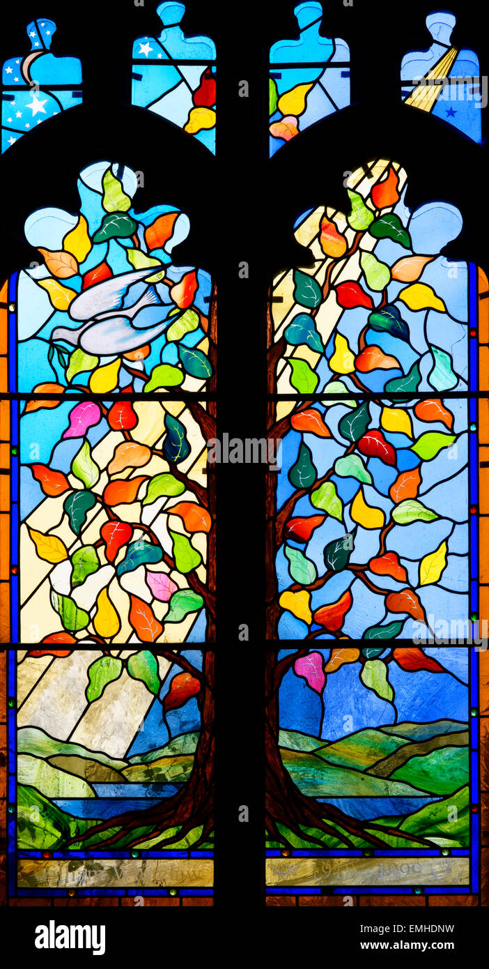 L'arbre de vie et la colombe de la paix dans le vitrail commémoratif William Whitelaw, Eglise de Saint-André, Juan Vicente, Cumbria, Angleterre Banque D'Images