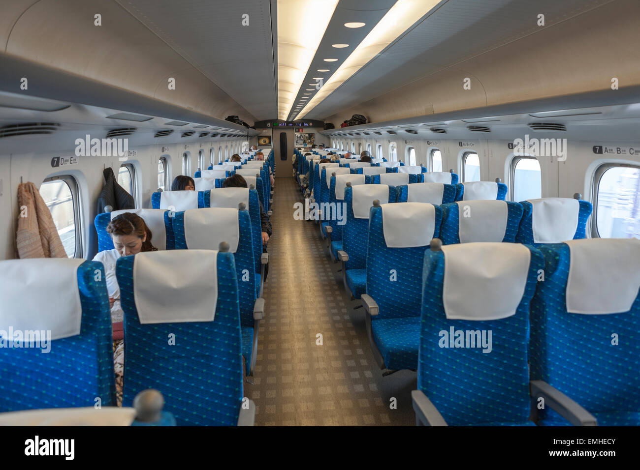 Intérieur du train à grande vitesse japonais Hikari. Les passagers siège à moitié vide wagon. Shinkansens du Japon Banque D'Images