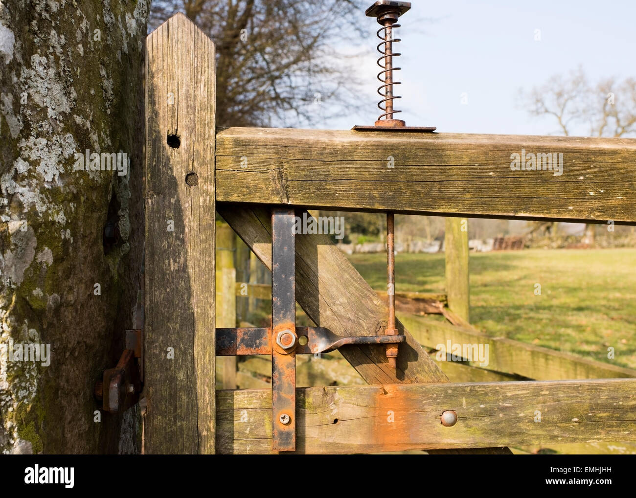 Un mécanisme de verrouillage d'une porte en bois à proximité de Hawkshead dans le Lake District, Cumbria, England, UK Banque D'Images