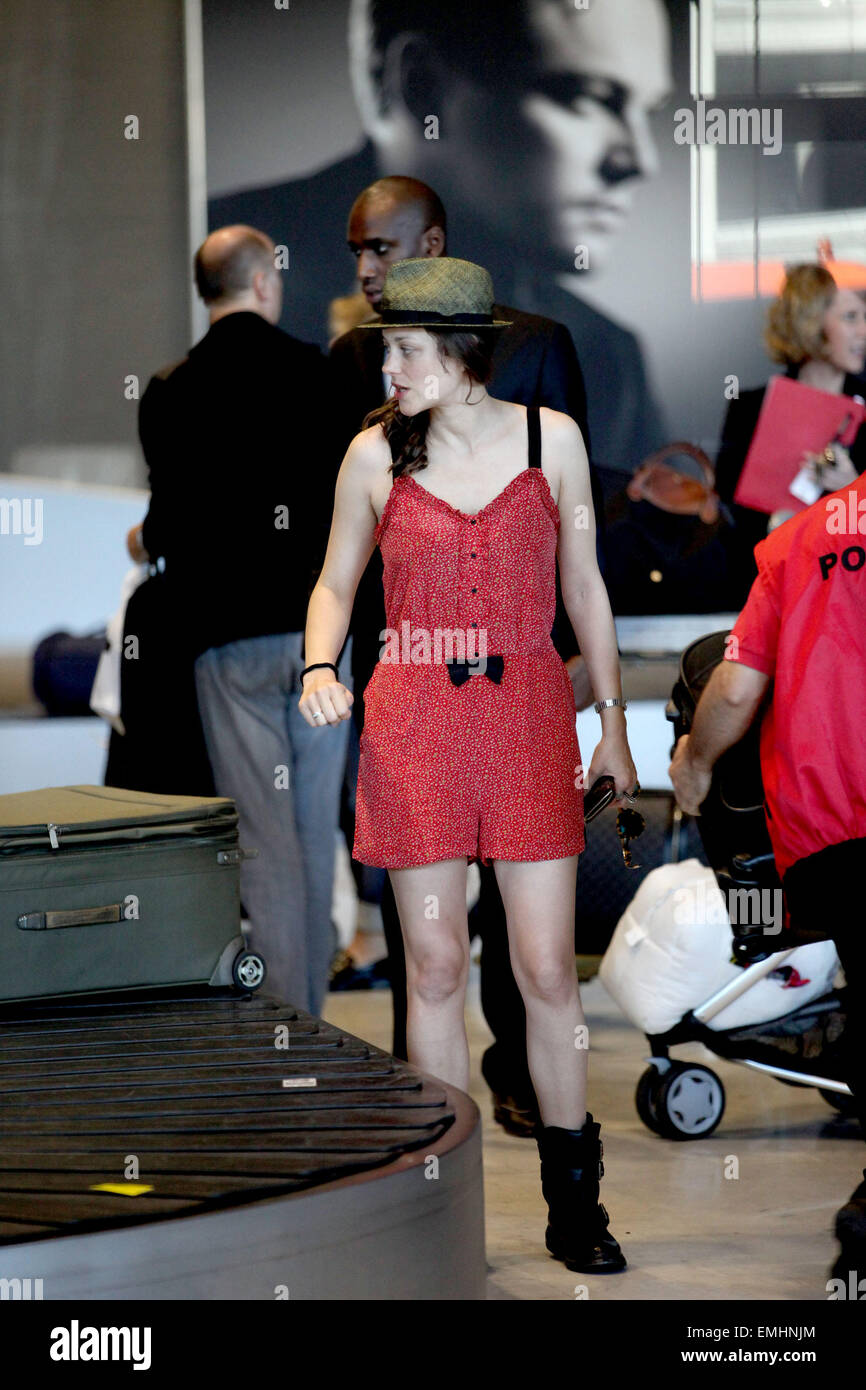 Marion Cotillard And Baby Marcel Canet Banque D Image Et Photos Alamy