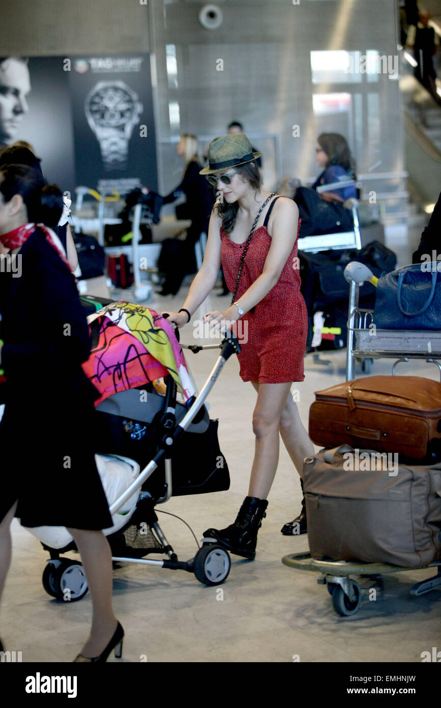 30 Septembre 11 Paris L Actrice Francaise Marion Cotillard Arrive A Roissy Charles De Gaulle A Paris Elle Est Revenue Au Francais Avec Son Bebe Garcon Marcel Canet Qui Reste Invisible Dans Sa Poussette Photo Stock Alamy